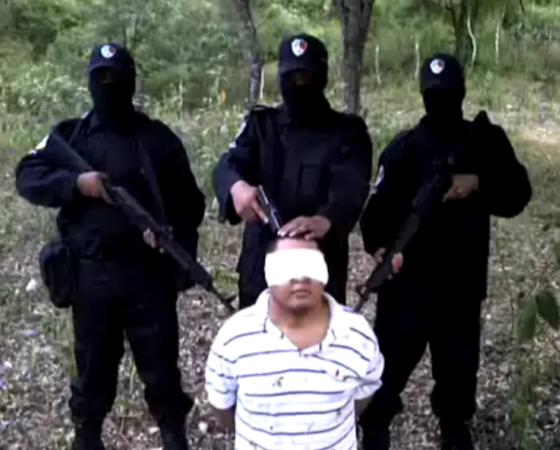 Los-Zetas-interrogate-and-behead-a-member-of-the-Gulf-Cartel